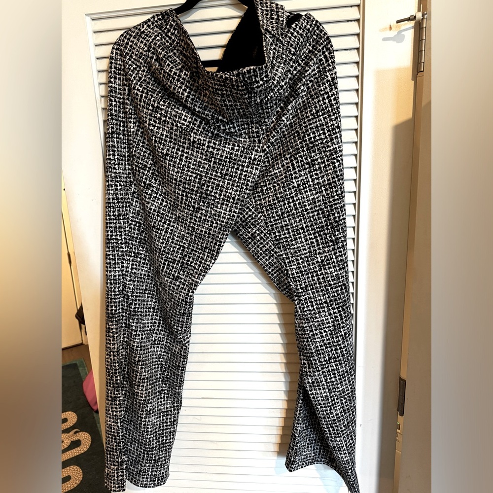 18 Long Express Editor Barely Boot Black and White Knit Pant